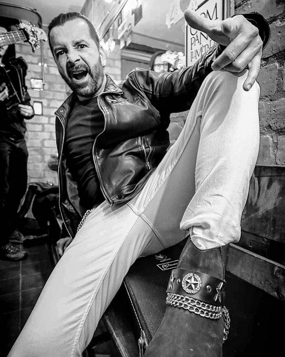 julianrocka's tweet photo. Con @mr.morris_col seguimos la gira  de @rocka_oficial …. Próximo sábado 18 en el aniversario de @3cordilleras junto a mis hermanos del alma @vforvolume ,,,,va a estar prendidooooo 🔥🔥🔥 https://t.co/mOEmGaYVDY
