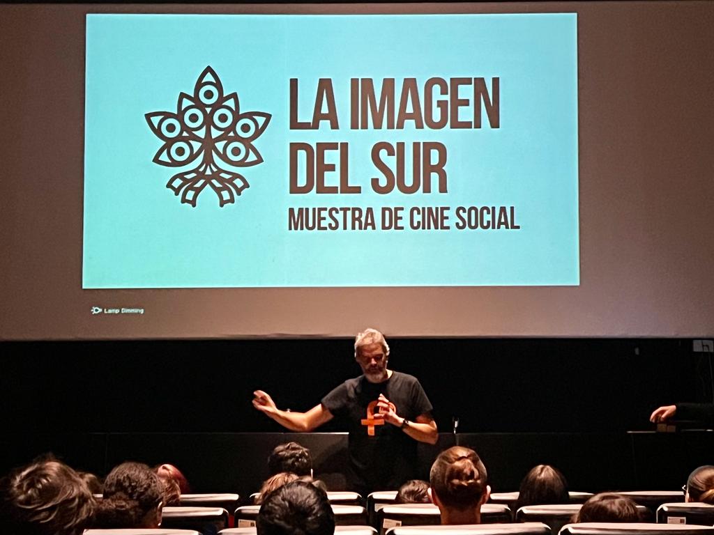 ColectBrumaria's tweet photo. Ayer 14 de noviembre el @ColectBrumaria de dividió y asistió a La Imagen del Sur organizado por @CICBata y también estuvo en Trujillo, invitados por @cprtrujillo,  formando a docentes para impartir cine en centros docentes. A tope!! https://t.co/BEwhKh6UWf