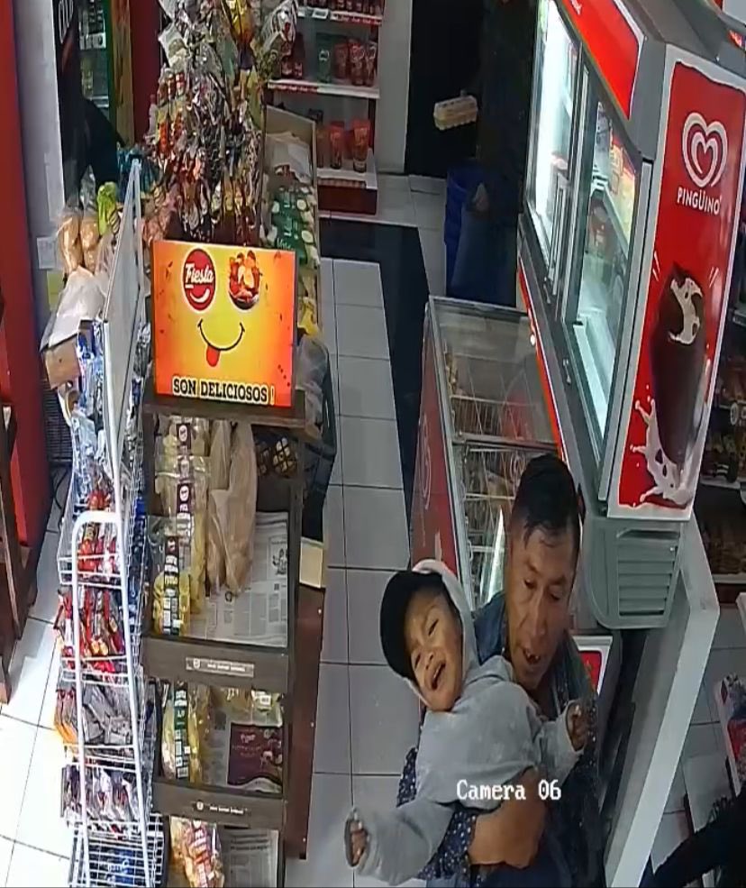 EcuadorPlay's tweet photo. Pareja de delincuentes fueron captados en cámara mientras robaban una tienda ubicada en la calle #Vancouver, al norte de #Quito.
El hombre logró ser capturado por vecinos del sector, sin embargo, al ser trasladado a Fiscalía, salió en libertad a pesar de que el sospechoso tenía más de 30 denuncias por el mismo delito.
