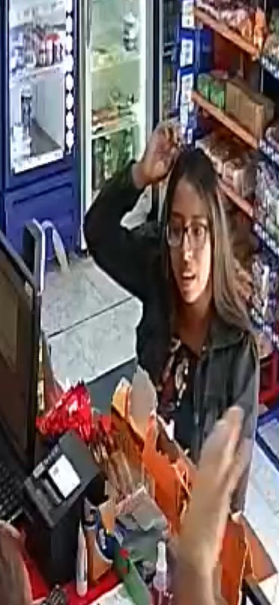 EcuadorPlay's tweet photo. Pareja de delincuentes fueron captados en cámara mientras robaban una tienda ubicada en la calle #Vancouver, al norte de #Quito.
El hombre logró ser capturado por vecinos del sector, sin embargo, al ser trasladado a Fiscalía, salió en libertad a pesar de que el sospechoso tenía más de 30 denuncias por el mismo delito.