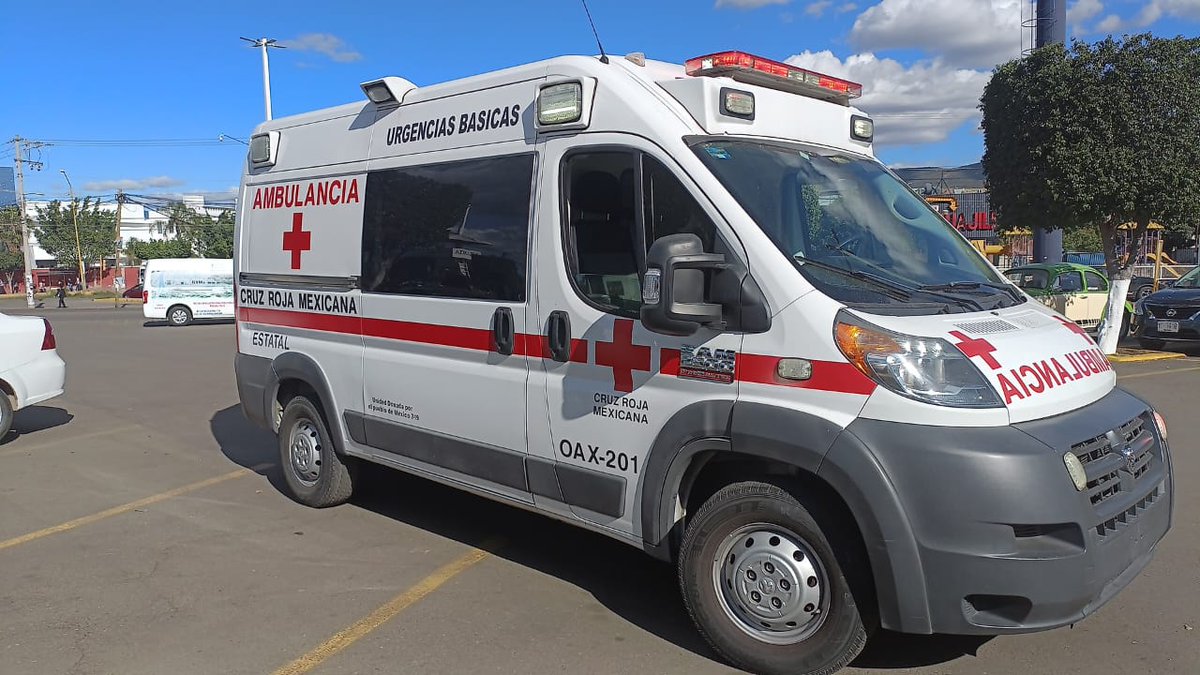Tomas7J's tweet photo. #Asalto
Sujetos armados consuman asalto en Plaza Oaxaca, en sucursal Banorte,avenida Universidad.
La víctima sufre crisis nerviosa y es atendida por paramédicos d @cruzrojaoaxaca .
Delincuentes logran escapar. https://t.co/GUG0C4Fs5x