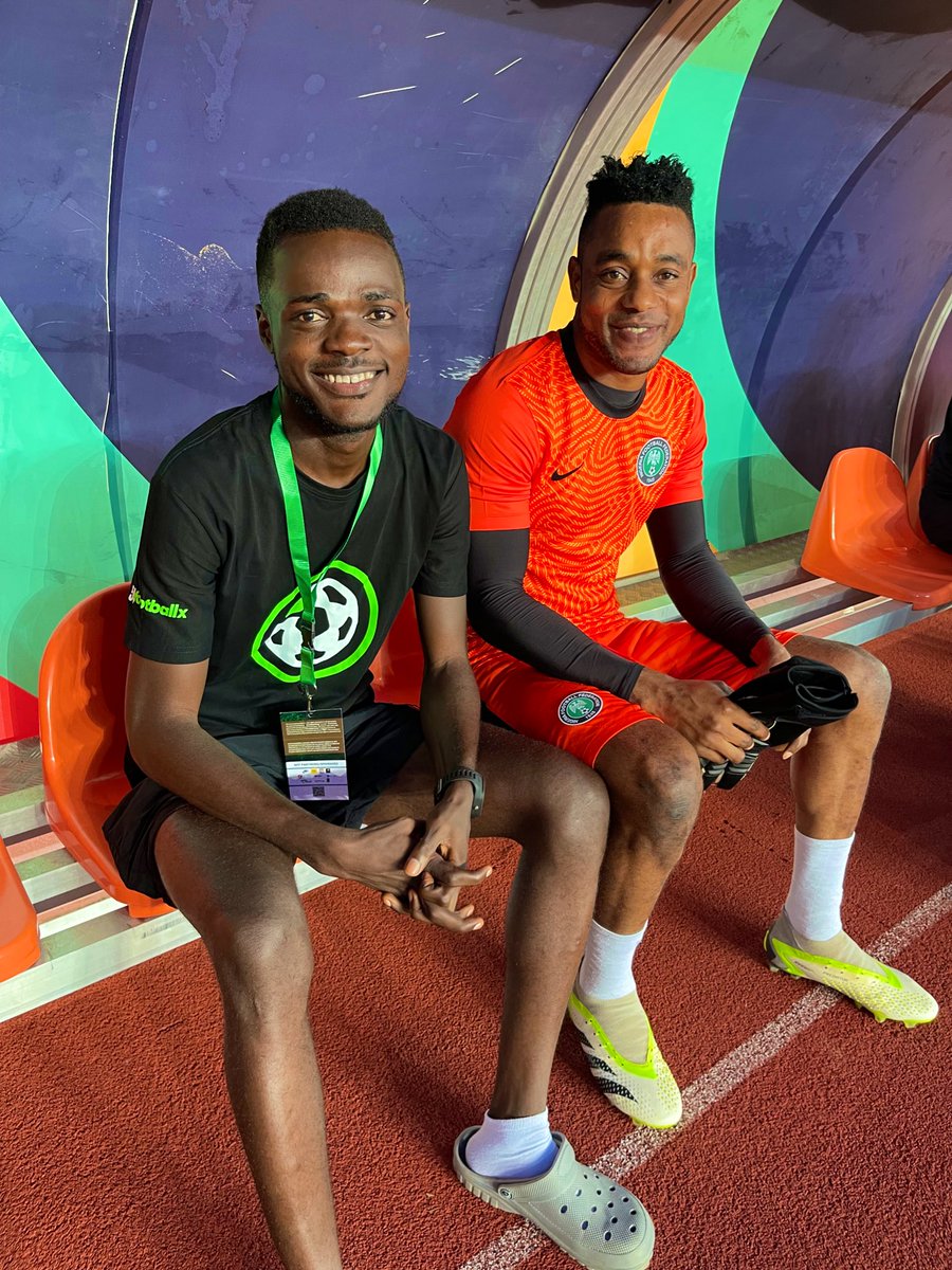 Mike_ThePundit's tweet photo. 🚨Olorunleke Ojo of Enyimba sat to have some quick talk today!
We will continue to preach the gospel of the NPFL!
Person weh take this picture shaa 🤦♂️
#MTPInUyo https://t.co/zk9qQPwkzL