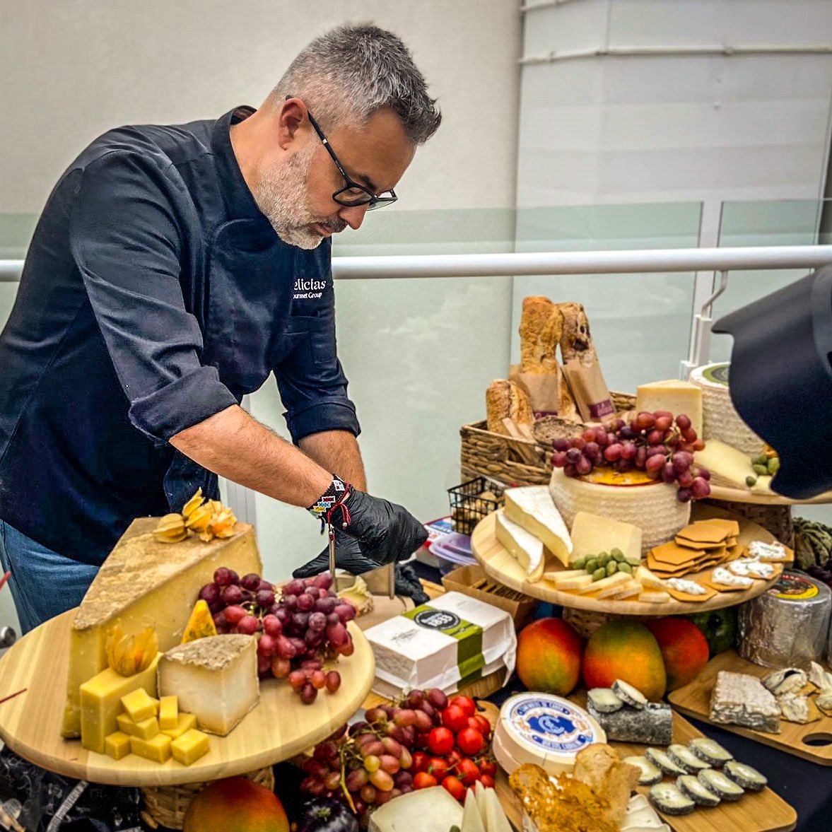 De la mano de @deliciasgourmetgroup mesa de quesos en #madrid en un sitio increíble !!! 

Esas casas del centro de Madrid con tantos años de historia, nunca subir escaleras me gustó tanto!! 

#aitorvegaquesos 
#mesasdequesosaitorvega 
#deliciasgourmet