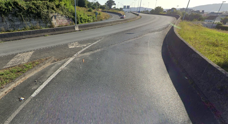 NachodeFerrol's tweet image. A principios de este año,el acceso norte en Ferrol fue asfaltado en alguna zonas q tenian baches. Lo que hacian era con una maquina arrancaban el asfalto viejo y ponian el nuevo con otra.
Pues en la entrada de la crta Catabois, lo sacaron pero no pusieron el nuevo.