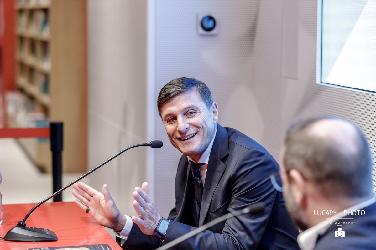 Javier Zanetti - Un legame mondiale - Mondadori Milano Duomo - 14 novembre 2023

#javierzanetti #milano #novembre #mondadoriduomo #book #reportage #photojurnalism #fotografomilano #photographer #stagephotography #photographers #inter #argentina #italia #football