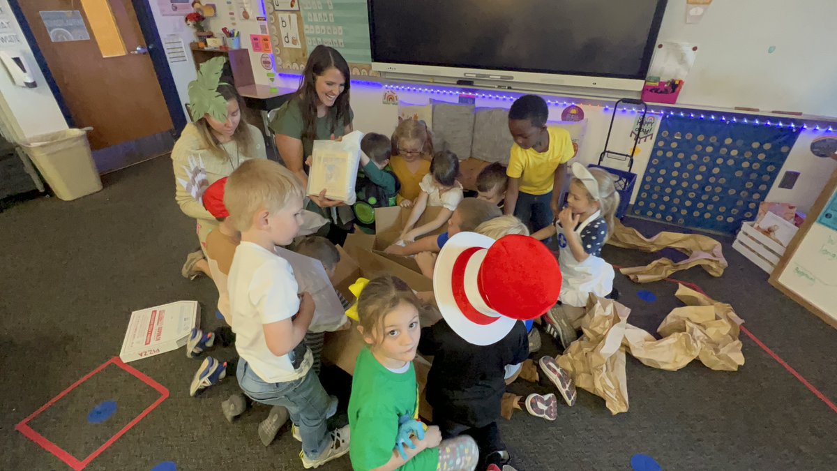 Linc_R3's tweet photo. @WCE_Comets book unboxing today!
#proud2br3 #R3Reads https://t.co/okukz8BpF6