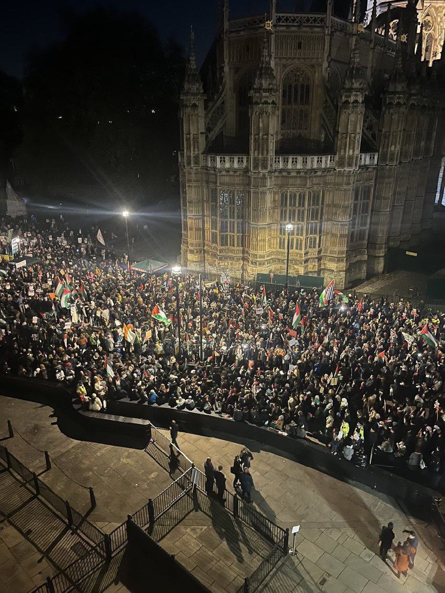 “🚨 Urgent | Large demonstrations in front of the British Parliament demanding a halt to Israeli aggression on the Gaza Strip. #StopTheAggression #GazaProtests #BritishParliament”