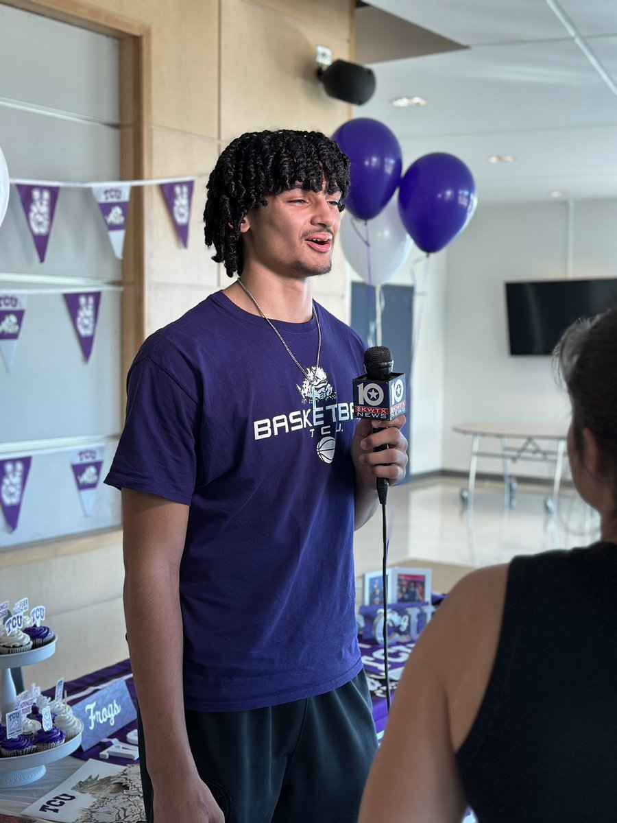 _theWeave's tweet photo. GOOD TIMES: Harker Heights Knights David Punch (@DavidPunch17) and Ella Perry (@ellaperry2024) were center stage Wednesday to celebrate signing their letters of intent. Punch is headed to @TCUBasketball and Perry to @BaylorAthletics for cross country 
@KilleenISD_  @AthleticsKISD https://t.co/iSrm3IftTW