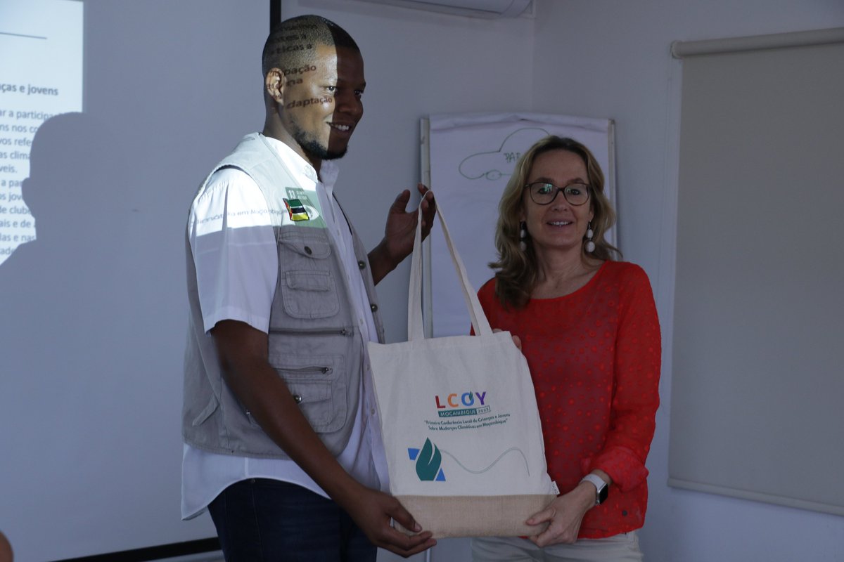 YcacMoz's tweet photo. Today, we reached a significant milestone by handing over the Declaration of Children and Youth on Climate Change in Mozambique for endorsement to the Country Director of Save the Children in Mozambique. This moment symbolises a powerful union in defense of a sustainable future. https://t.co/bNMpc6ruhY