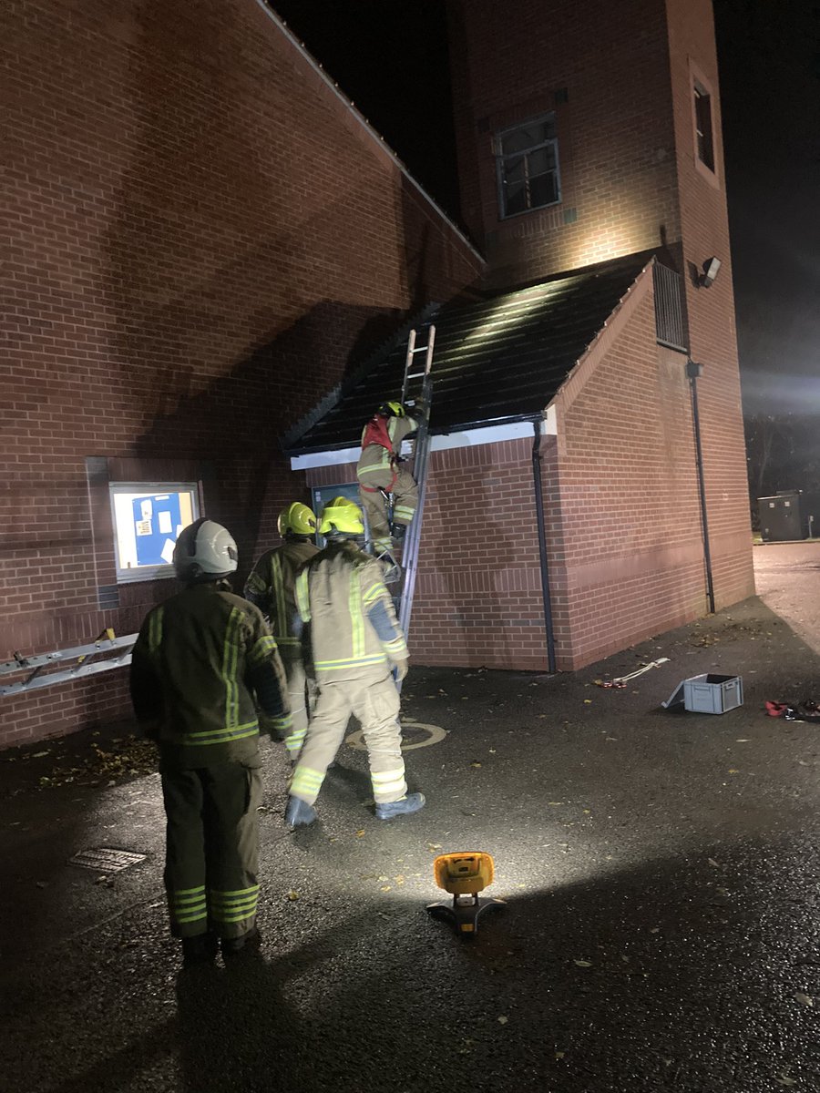AcombOnCall's tweet photo. Acomb on call have been down to @fire_huntington carrying out roof ladder drills 🚒📟 https://t.co/mXCUvmrwaw