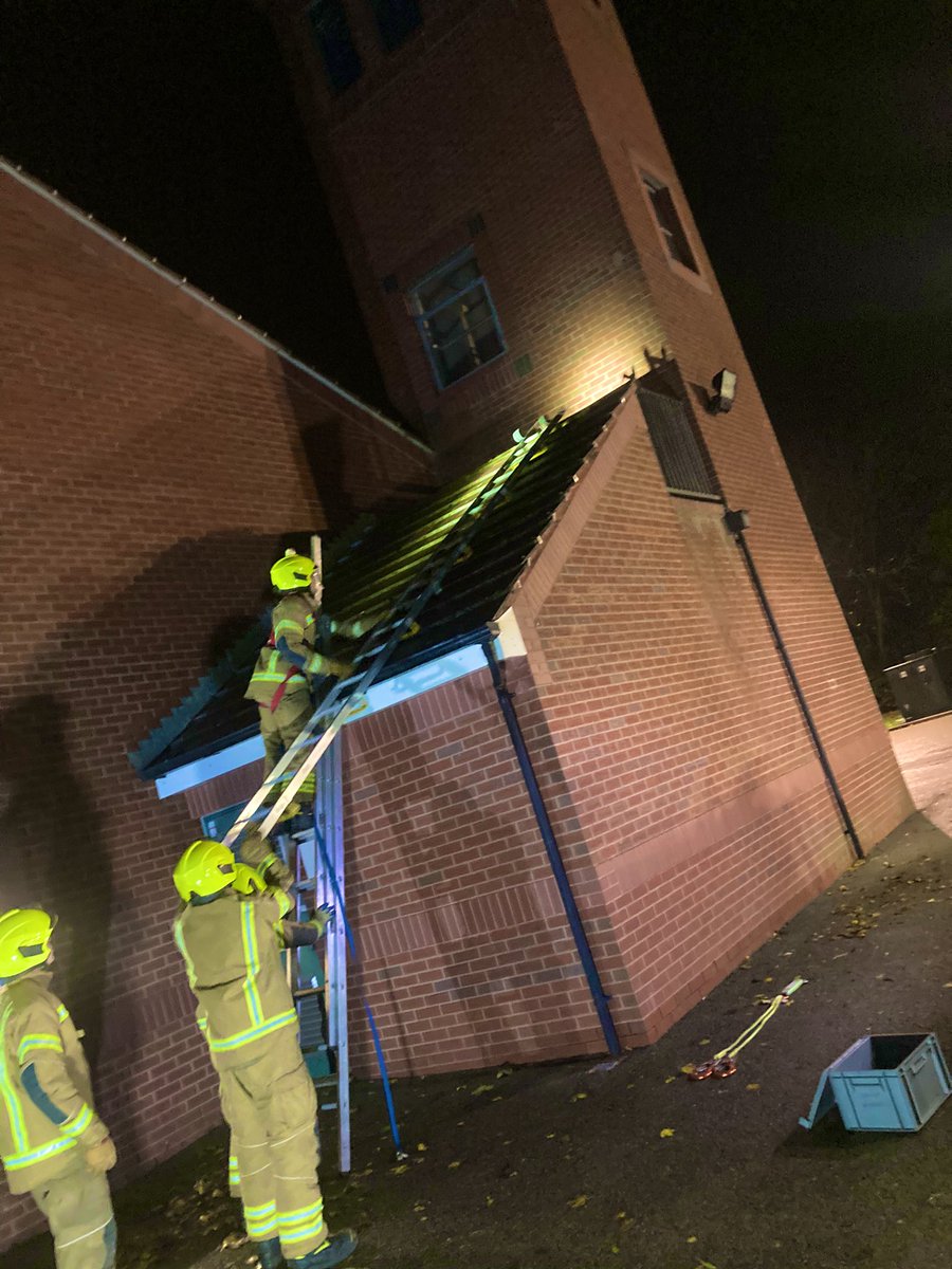 AcombOnCall's tweet photo. Acomb on call have been down to @fire_huntington carrying out roof ladder drills 🚒📟 https://t.co/mXCUvmrwaw