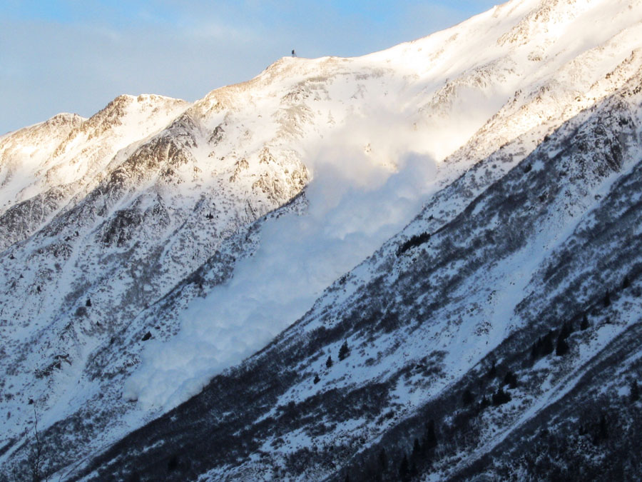 AlaskaDOTPF's tweet photo. ๐๏ธ #SewardHighwayAvalancheHazardReduction. Intermittent traffic delays up to 45 minutes, 10 am-noon, Thursday, 11/16, from MP 90 to 95, Seward Highway, for avalanche hazard reduction work. #KeepAlaskaMoving #JustAnotherDayAtWork https://t.co/0AfaiXviif