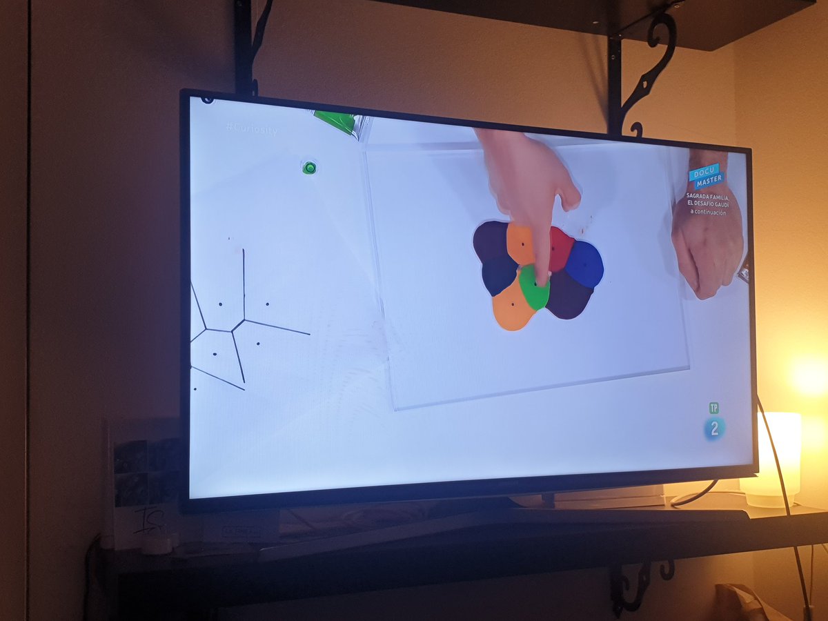 rugorator's tweet photo. En @la2_tve hablando de #grafos y que no sea mi @ClaraGrima la que cuenta lo de los Puentes de Königsberg o los diagramas de Voronoi me resulta realmente raro 😉
#Curiosity https://t.co/UwkGrbUkJ0