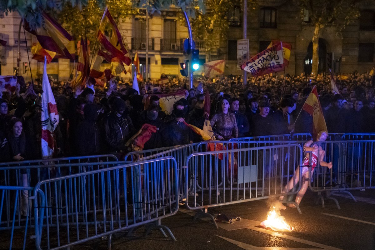 🔴#ULTIMAHORA | Comienzan las cargas y primeras detenciones  en Ferraz en una nueva noche de protestas, y van 13

👉telemd.es/jh__b