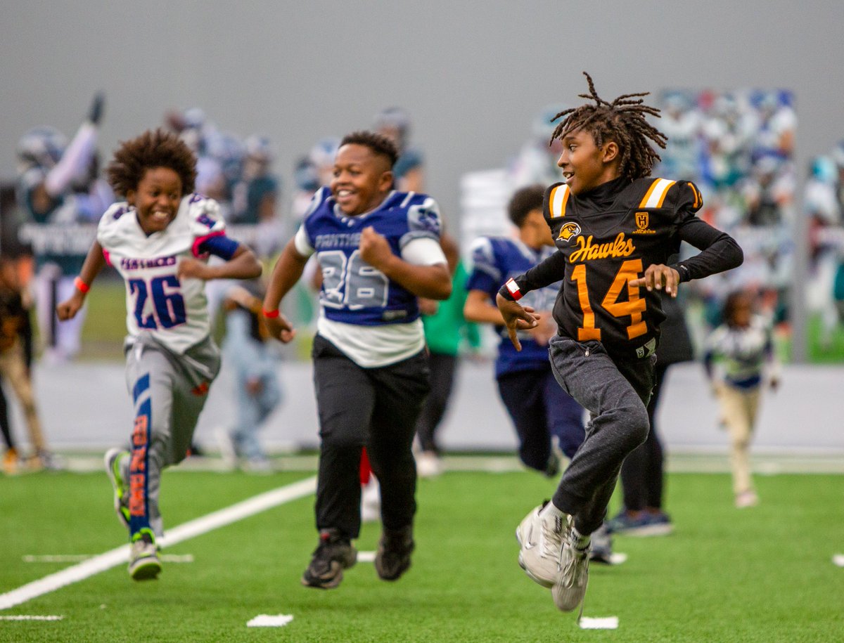 A carefree night of football fun for the 9U Blackhawks and Panthers 🥹 @comcast | #FlyEaglesFly