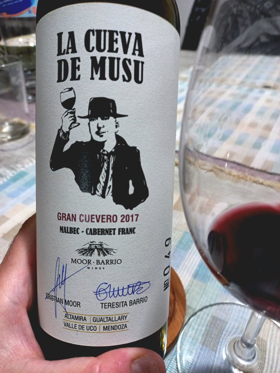 Divino vino de la Cueva, con cuerda aún, pero en un momento glorioso de consumo. 
Botella 049, me quedan 3, permuto x terreno en la 5ta sección 😉 🍷