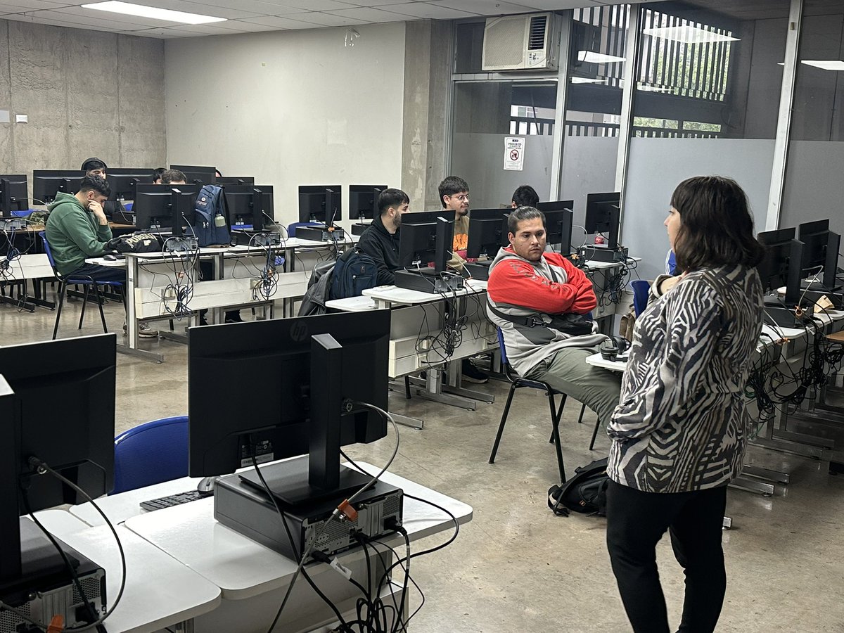RP_migrantes's tweet photo. Agradecemos a la profesora @rocioalorda, por invitarnos a conversar con estudiantes de Periodismo de la @ucentral_cl, acerca del contexto y los consejos respecto al tratamiento informativo, en relación a las migraciones, la interculturalidad y el enfoque de derechos https://t.co/1OUa9u6v3n