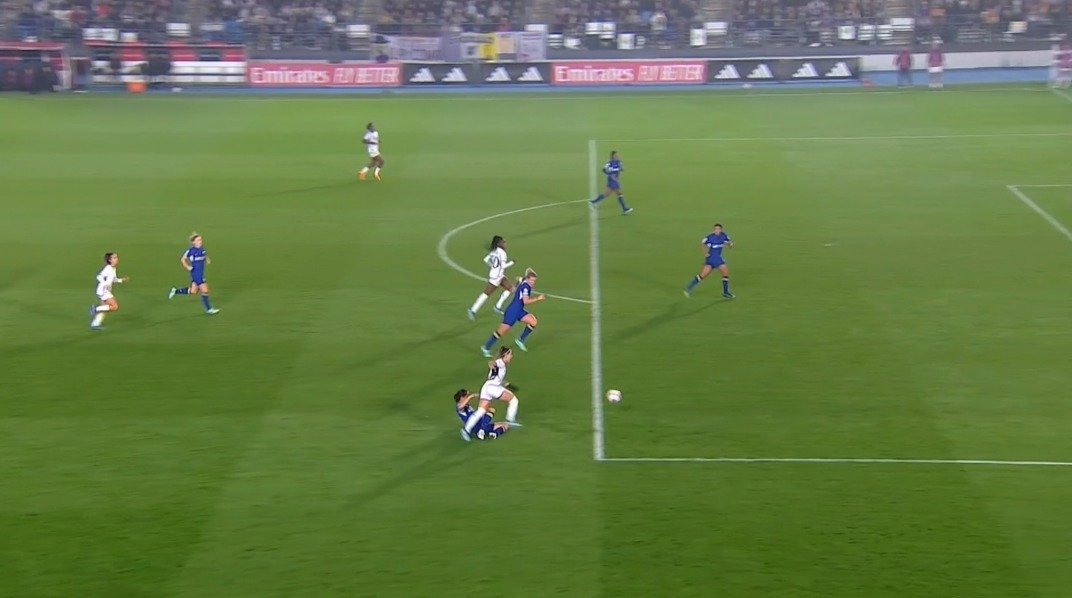 elchiringuitotv's tweet photo. 📸 La imagen de la POLÉMICA.

➡️ El penalti pitado a favor del Real Madrid femenino que ha servido para empatar el partido de #UWCL. https://t.co/4uGI7qCvjO