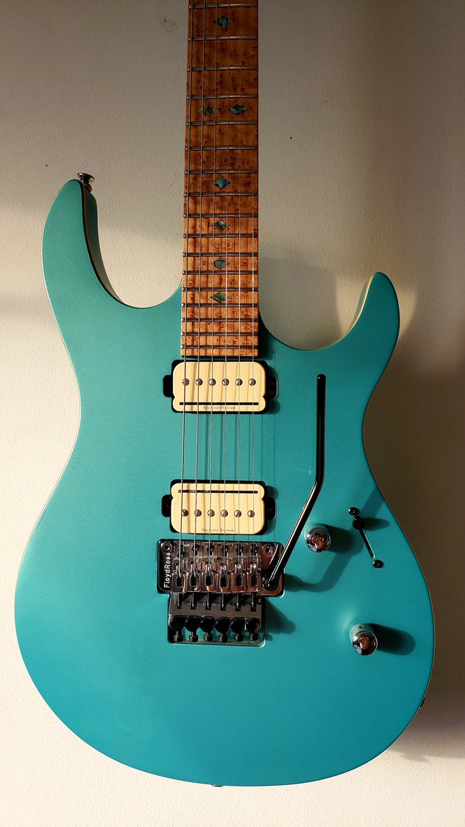 Warm Blue Eyes for ya.. kiesel Dc600 Customshop with a Germania @FloydRoseTrem. #seymourduncan #kieselguitars #carvinguitars #blueguitar #floydrose #superstrat #eightiesguitar #guitarland #guitargear #guitarlover #electricguitar