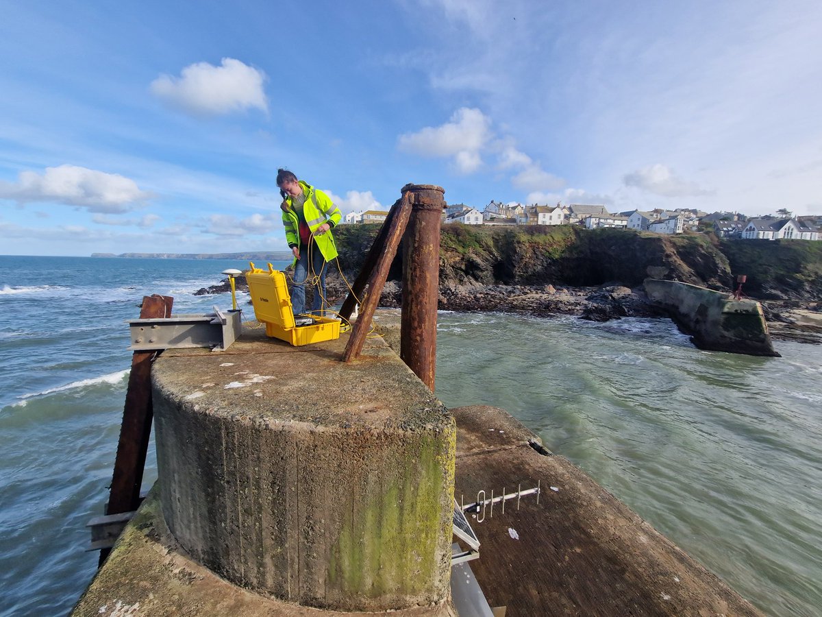 OfficialSWCM's tweet image. Joining Lizzie from our sister Programme, Channel Coastal Observatory,  to re-level our tide gauges in the southwest, at Port Isaac and Exmouth. 🌞🌊#TideGauge #Levelling #CoastalChange #DayOutOfTheOffice