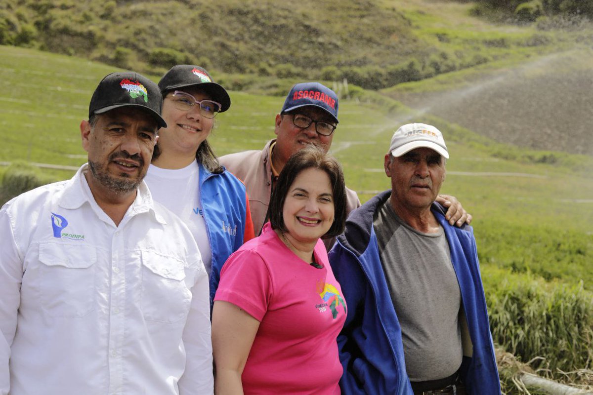 Mincyt_VE's tweet photo. #15Nov | La ministra para Ciencia y Tecnología, Gabriela Jiménez Ramírez, desde Mérida: Desde aquí nosotros estamos comprometidos en la defensa de nuestro territorio Esequibo.

¡Qué viva la organización campesina y que viva Venezuela!  

#DefiendeElEsequibo https://t.co/P5aKrKPlAb