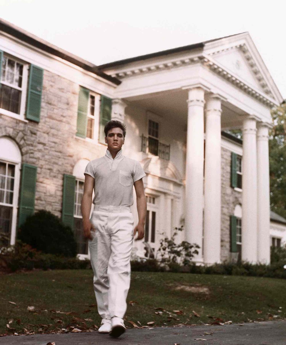 PopCrave's tweet photo. Lana Del Rey to perform at Graceland for NBC holiday special honoring Elvis Presley.

The program airs live on November 29th. https://t.co/bFX0iytITC