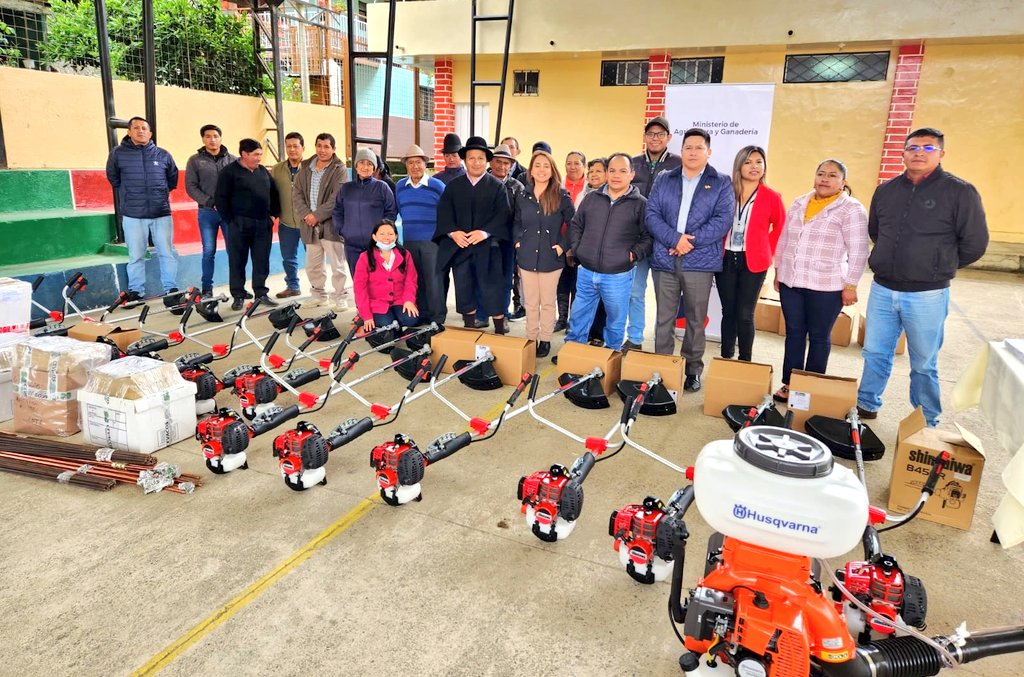 #Loja | Hoy en la parroquia Santiago entregamos de 16 Paquetes Tecnológicos Pecuarios entre ellos, motoguadañas, cercas eléctricas y bombas nebulizadoras. 
Fomentamos el progreso agropecuario, con subvención del MAG del 75% del costo comercial.

#NuestroTrabajoContinúa