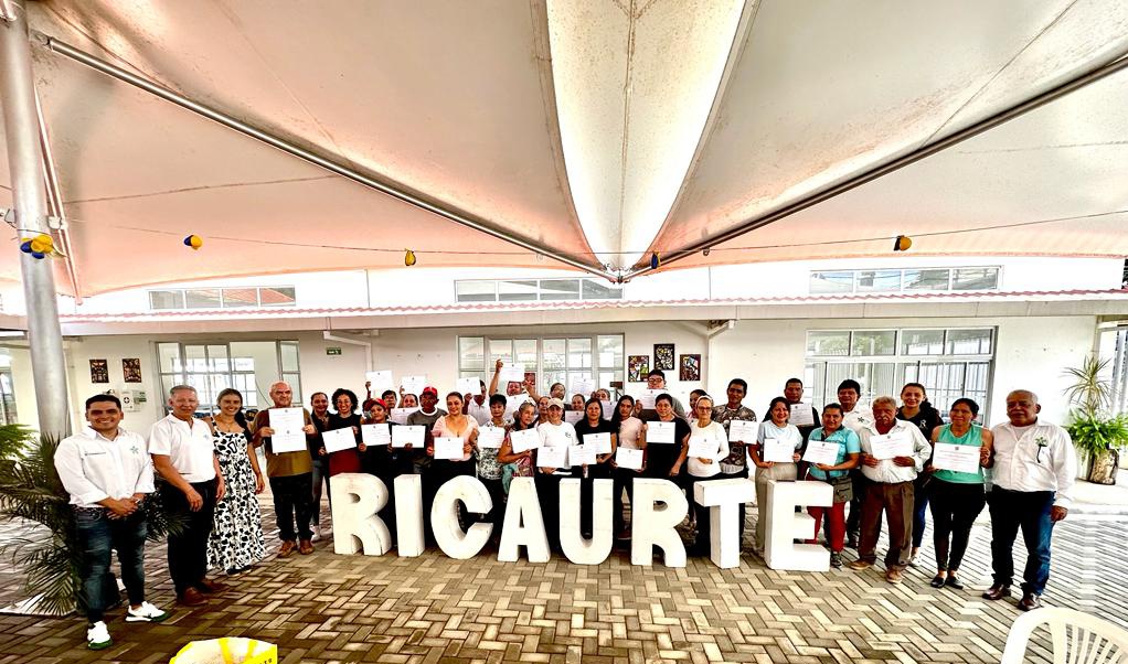LuisA_JimenezC's tweet photo. 👩🏻‍🍳🌮 #TuExperienciaVale en #Ricaurte @SENACmarca hoy se certificaron 49 personas que laboran en cocina en los diferentes restaurantes, puntos de comidas rápidas  y heladerías de este municipio. @Idaco_Cundi 📃🍔🍨 https://t.co/QCJ4PiF8kJ