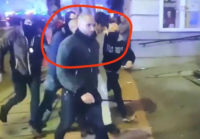 ribassanti's tweet photo. 🚨Urgente!
El mismo "radical" al que la gente ha expulsado al grito de "infiltrado" porque la estaba liando en la manifestación, minutos después detiene a un chaval.

El psicópata Sánchez es capaz de cualquier cosa.

#Ferraz https://t.co/Q1x3O1S9KU