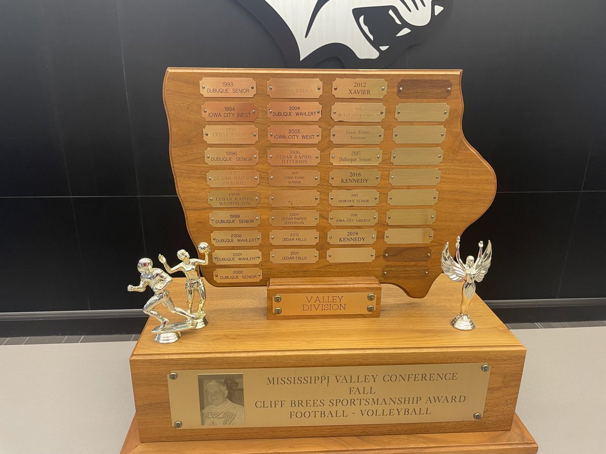 tlownAD's tweet photo. Congratulations ⁦⁦⁦@WestDubNation⁩ the MVC Fall Sportsmanship trophy will be staying at Western Dubuque for the 2nd straight year, and 3rd time in 4 years. Thank you to all our coaches, athletes and fans for their positive support this fall.
#wdbobcats https://t.co/ZoyBrUEoV7