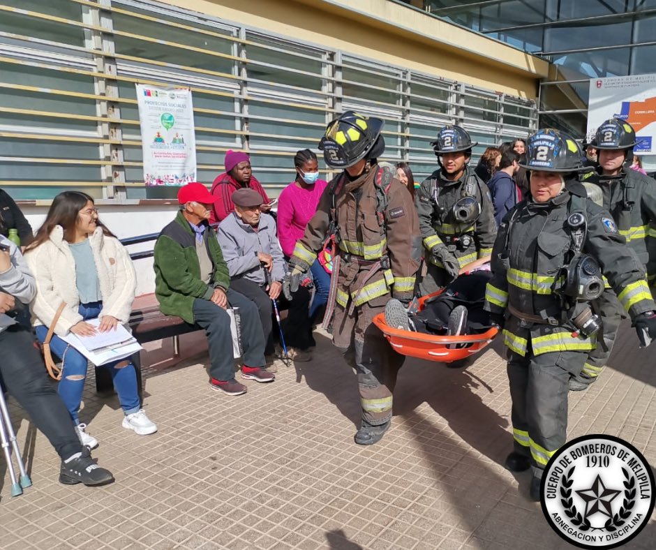 👩🏻‍🚒👨🏻‍🚒🚒 Durante esta jornada, la <a href="/2daCiaMelipilla/">Segunda CB Melipilla</a> realizó, junto al Cesfam Boris Soler, un simulacro de sismo, que incluyó un ejercicio de búsqueda dentro del recinto, de personas atrapadas al interior de la infraestructura (1/2)