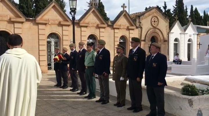 ARIBAL_RV's tweet photo. Compañeros #ReservistasVoluntarios de Baleares presentes el pasado 2 de noviembre en el #DiadeloscaidosporlaPatria en los cementerios de #Palma e #Ibiza 

#FuerzasArmadas  #ARIBAL

@COMGEBAL_ET 

@EjercitoTierra @Armada_esp @EjercitoAire @Defensagob https://t.co/nIEgonDeMw