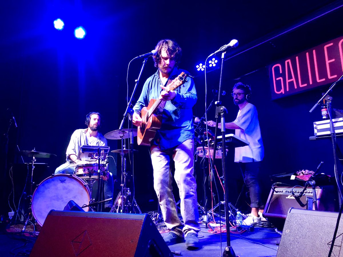fneirad's tweet photo. Los chicos de LÍGULA son una joya superlativa de pop otoñal y compungido, un prodigio de chicos nostálgicos y ultrasensibles. Se les escucha poco y valen mucho. Publican el adorable “Hoy”, su tercer LP, y es una tragedia que no exista edición física aún. Hagamos algo al respecto https://t.co/6idAAEvpL5