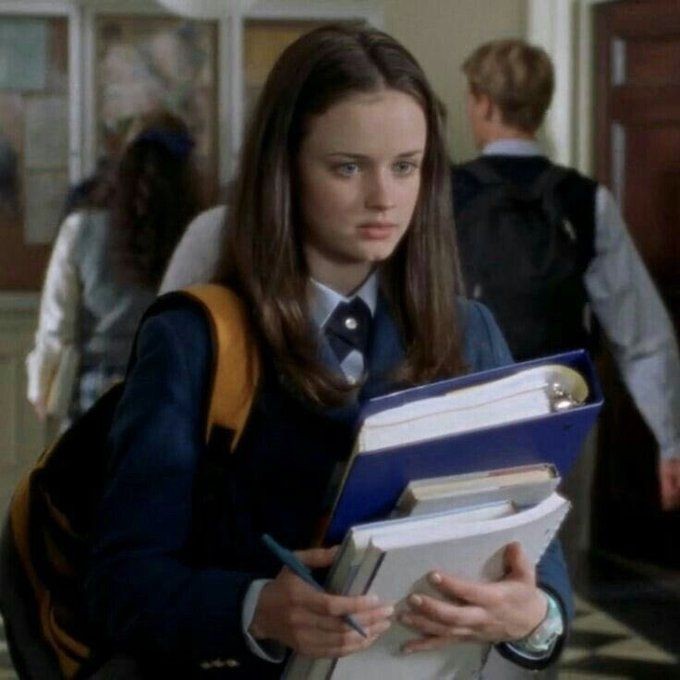 raquel_study's tweet image. 📚 #studytwt #studytwtbr #booktwt 
🌷Oie gente, estou no meu 2º ano de enem, tenho 23 anos🫠
🌷No primeiro dia tive uma boa pontuação, mas na segunda não.
🌷Tranquei minha graduação de administração para focar no meu sonho que é cursar medicina. 
🌷Foco UFRJ(meu sonho estudar lá)