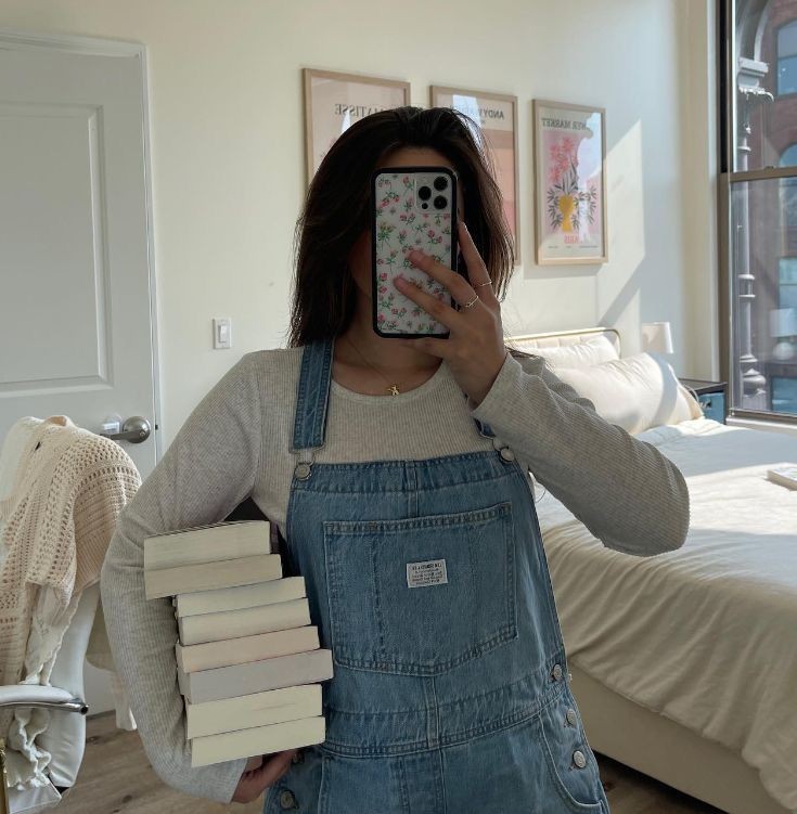 raquel_study's tweet image. 📚 #studytwt #studytwtbr #booktwt 
🌷Oie gente, estou no meu 2º ano de enem, tenho 23 anos🫠
🌷No primeiro dia tive uma boa pontuação, mas na segunda não.
🌷Tranquei minha graduação de administração para focar no meu sonho que é cursar medicina. 
🌷Foco UFRJ(meu sonho estudar lá)