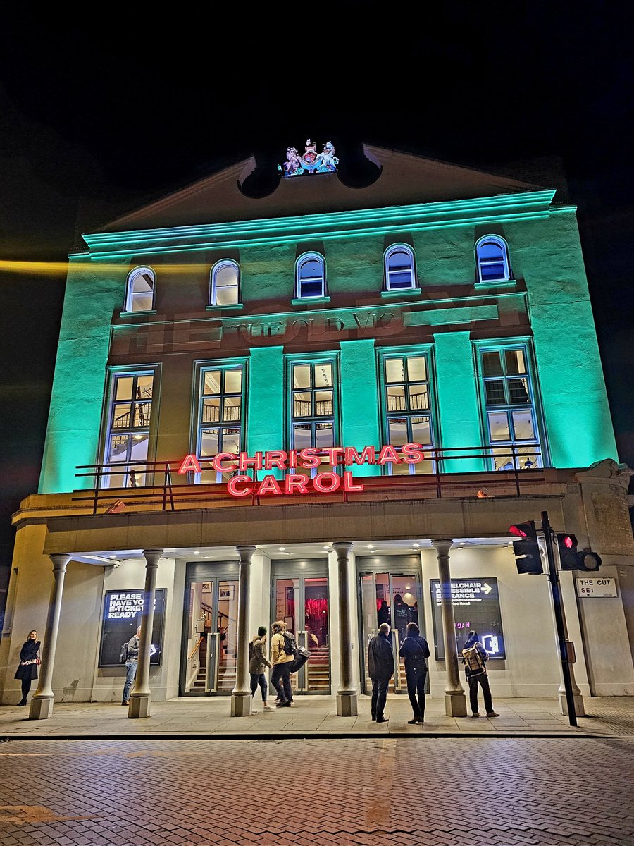 @oldvictheatre just been to see #ChristmasCarol. Absolutely amazing show. Loved it!! #christophereccleston was brilliant ✨🎄🕯️🔔