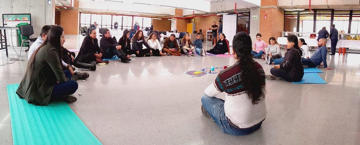 Educacionbogota's tweet image. Acompañados de música en vivo y aceites esenciales, exploraron la conexión mente-cuerpo-espíritu. En el yoga, los 4 puntos cardinales guiaron la gratitud por los pasos dados y los que aún esperan dar. 🌍🙏
#ProgramaECO