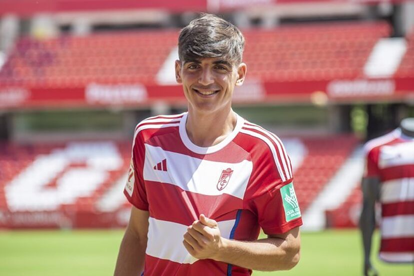 Gonzalo Villar, en esta Liga:

> TOP5 en acciones de gol creadas por 90 minutos (0,92, como Aleix García)
> TOP10 en acciones de gol creadas (6)
> TOP10 en asistencias por 90 minutos (0,46)
> TOP10 en % de duelos aéreos ganados (73,3%, como Araújo)

Hay que construir sobre él