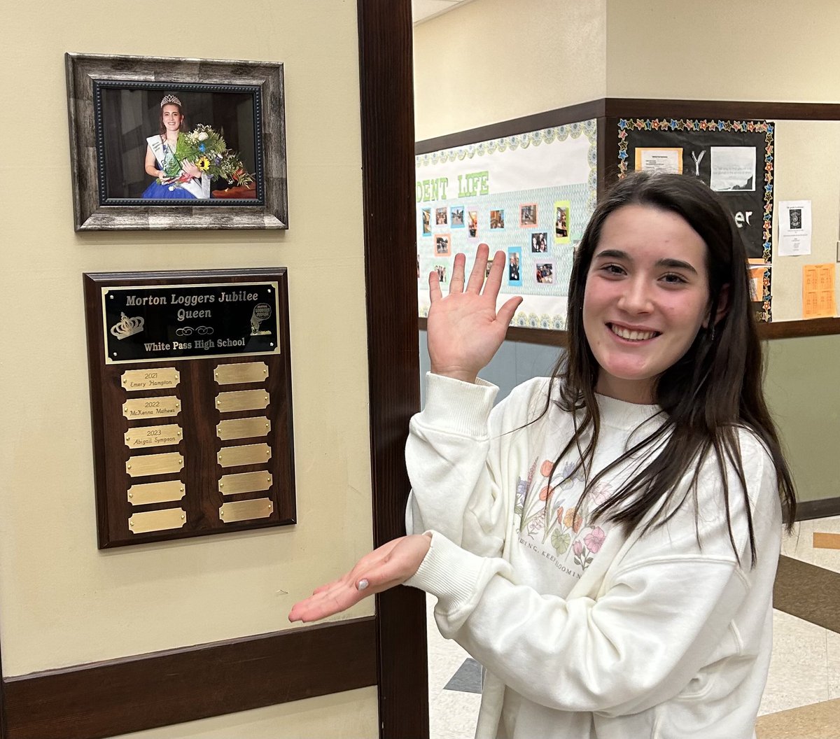 WhitePassSD's tweet photo. Abigail and the new plaque in honor of the Jubilee queens from White Pass https://t.co/jnsDwSjyTP