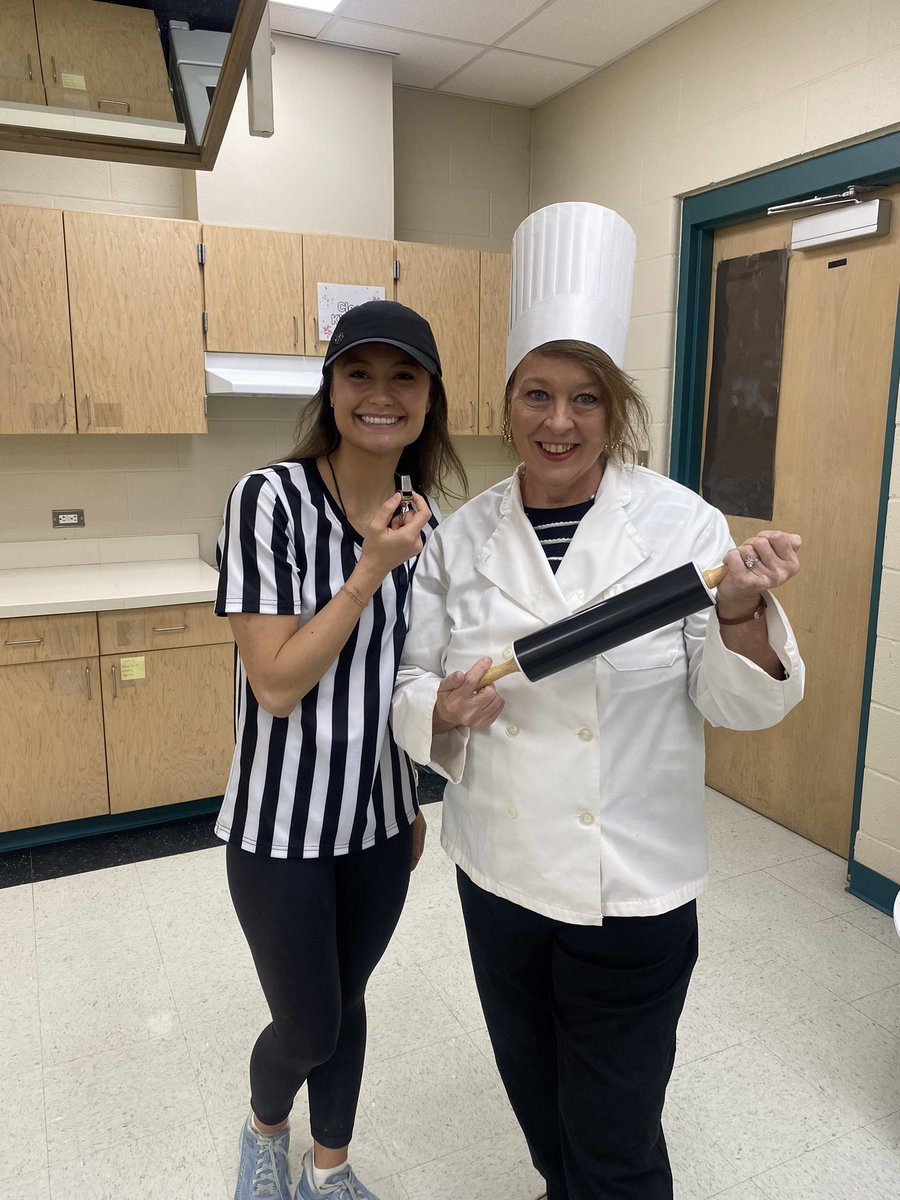 SydneySelman2's tweet photo. Wacky Twinsday Chef/Ref pair! #SkyhawkPride #Vhawks https://t.co/gXcwDEWNIW