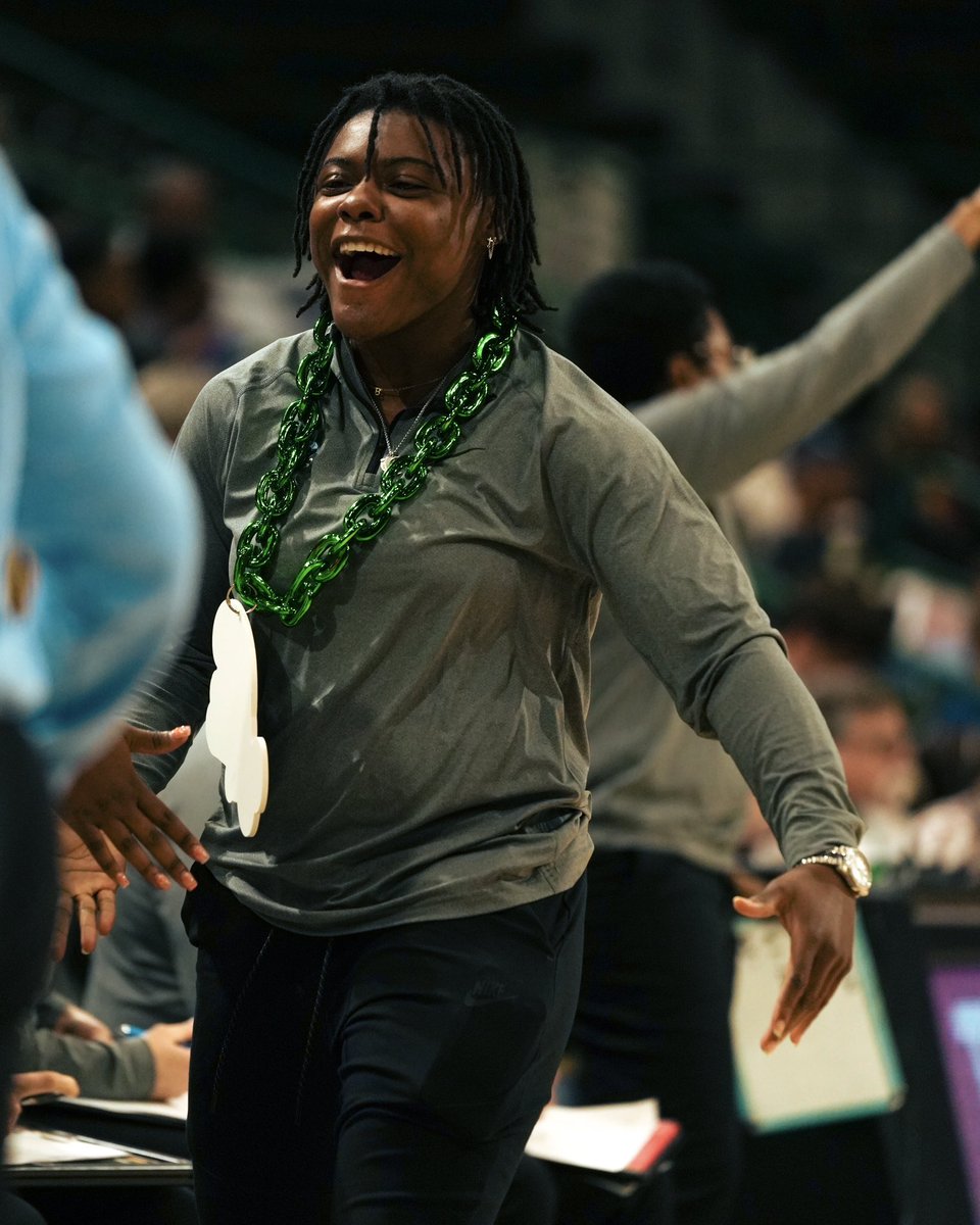 GreenWaveWBB's tweet photo. We like keeping @MoonUrsin busy on the sideline😁⛓️

#RollWave | #TheStandard https://t.co/9oqLqD362A