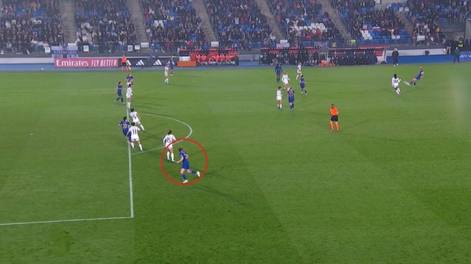 Somhiseremfcb's tweet photo. 😂  En una imagen hay un penalti a favor Del Real Madrid y en otra un fuera de juego al Chelsea que le daba la victoria.

Juzguen ustedes mismos. https://t.co/BMMyQh6D0P