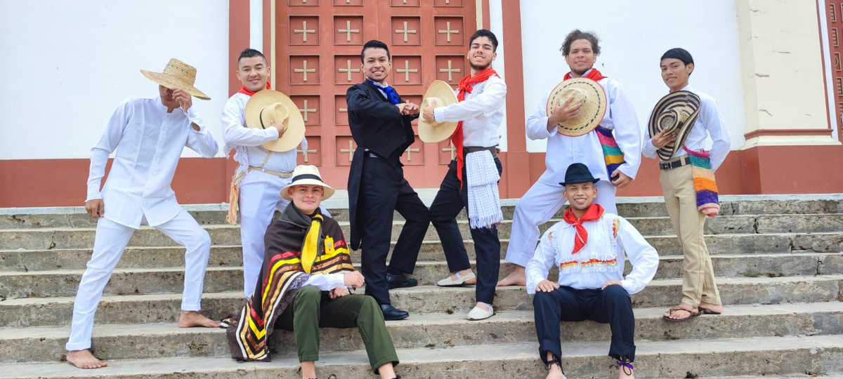 #OrgulloCundinamarqués Gama y Junín, en la provincia del Guavio, se engalanaron para ser los anfitriones del XVII Festival Nacional Del Torbellino Gamense y el I Encuentro Nacional de Danza, Danzarte Chipazaque. Seguimos avanzando en la promoción de la cultura en #Cundinamarca