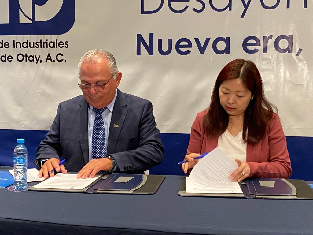 PerezBehr's tweet photo. La coordinación entre asociaciones y empresariado es vital en el trabajo conjunto. Esta mañana acompañé a mi amigo, el Lic. José Luis Contreras, presidente de la #AIMO en el desayuno mensual donde firmó un Memorando de Entendimiento con #SCB organismo de #CertificaciónDeSistemas. https://t.co/TjN9WV1Zs5