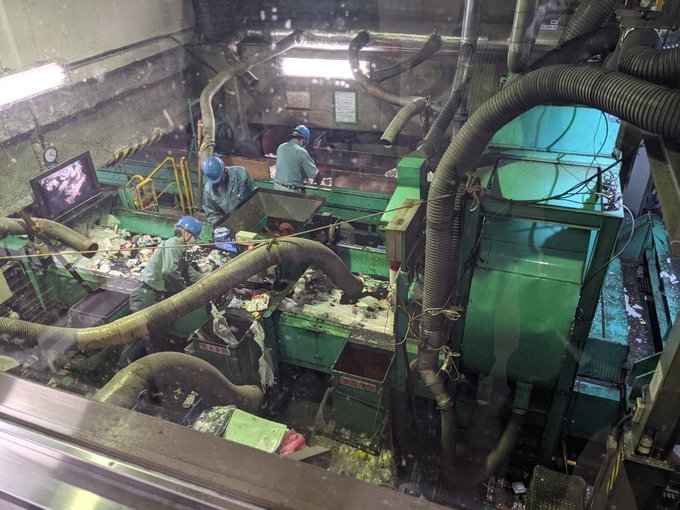 【Good morning. I'm Takizawa, a sanitation worker】  Plastic resources are sorted by hand. If you put it out as a resource, please wash it cleanly. It's not that day to get on the factory line. It may rot, so please wash it lightly or wipe it off when you put it in the resource!There are things that smell so bad!