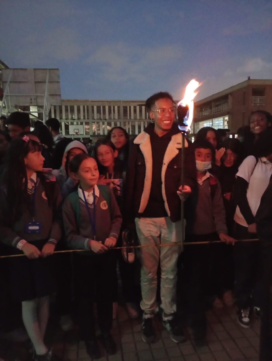 Educacionbogota's tweet image. 🌈 La comunidad educativa y vecinal se unió para sumergirse en una reflexión colectiva y a través del arte reconocer acciones negativas y buscar transformarlas en experiencias positivas que fortalezcan el tejido social. #ProgramaECO🔥