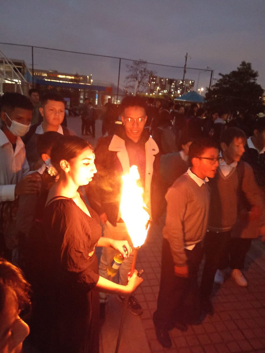 Educacionbogota's tweet image. 🌈 La comunidad educativa y vecinal se unió para sumergirse en una reflexión colectiva y a través del arte reconocer acciones negativas y buscar transformarlas en experiencias positivas que fortalezcan el tejido social. #ProgramaECO🔥