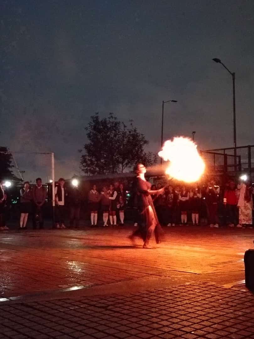 Educacionbogota's tweet image. 🌈 La comunidad educativa y vecinal se unió para sumergirse en una reflexión colectiva y a través del arte reconocer acciones negativas y buscar transformarlas en experiencias positivas que fortalezcan el tejido social. #ProgramaECO🔥