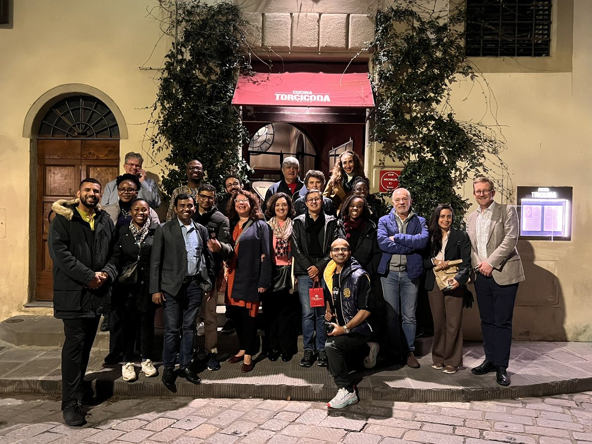 sebastiandlg's tweet photo. Feliz de ser uno de los organizadores del curso Global Health Coordination and Diplomacy de @Uniandes y @STGEUI y de estar en Florencia (Italia), con un grupo de estudiantes inspiradores de todo el mundo. Health as a Bridge for Peace. #HealthforPeace https://t.co/pmE4KHa2mF