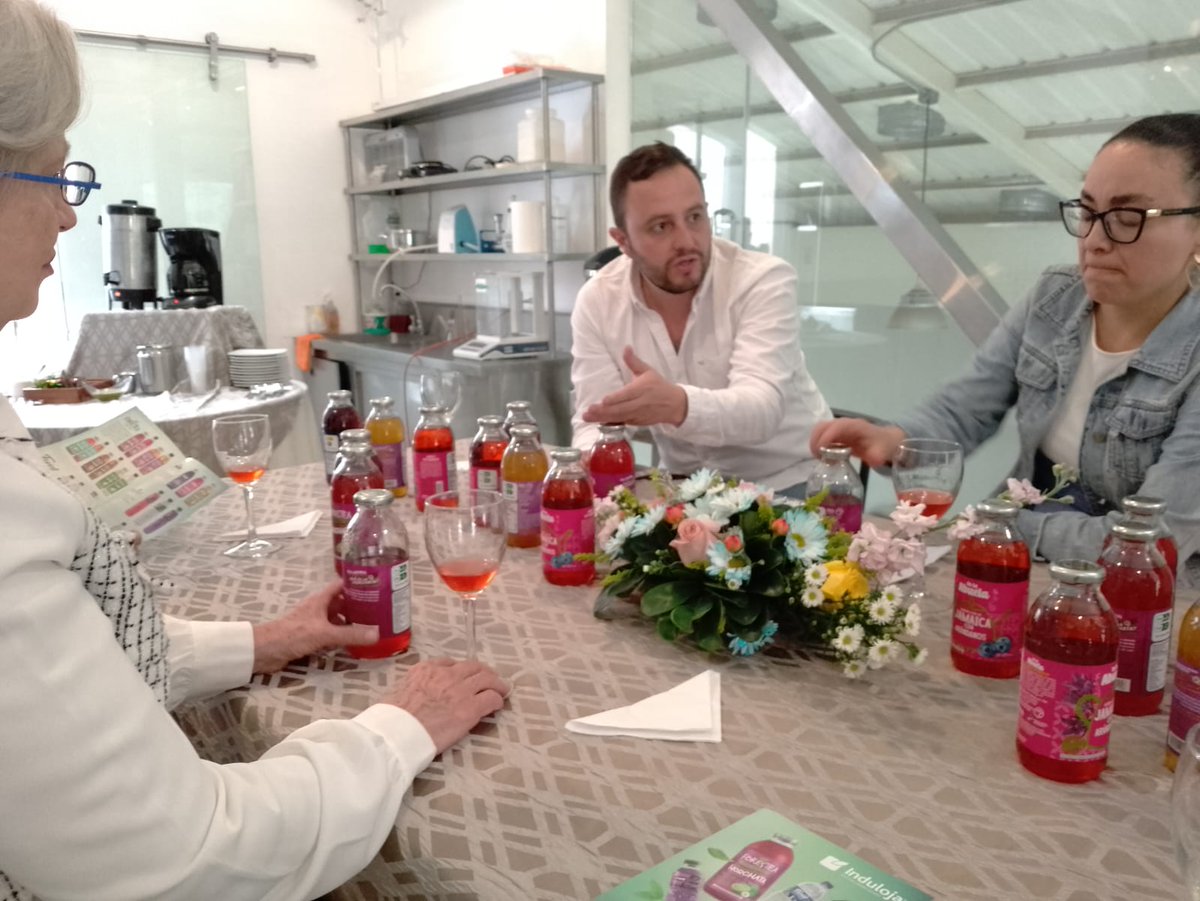 Comecuamex's tweet photo. #AccionesComecuamex 🇪🇨🤝🇲🇽
Durante la visita a la ciudad de #Loja, donde México será el país invitado del Festival de las Artes Vivas 2023 , recorrimos las instalaciones de #INDULOJA. Empresa fabricante de bebidas naturales s como la horchata, que exporta a EEUU y Centroamérica https://t.co/wrC9iOUt0a